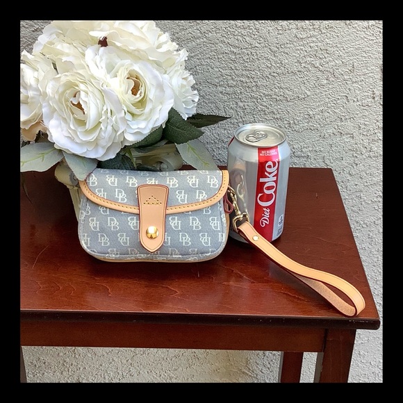 Dooney & Bourke Wristlet - Picture 8 of 8